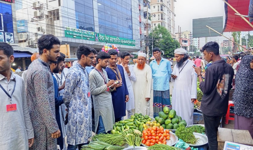 কুমিল্লায় দ্রব্যমূল্যের ঊর্ধ্বগতি ঠেকাতে বাজার মনিটরিংয়ে নেমেছে শিক্ষার্থীরা